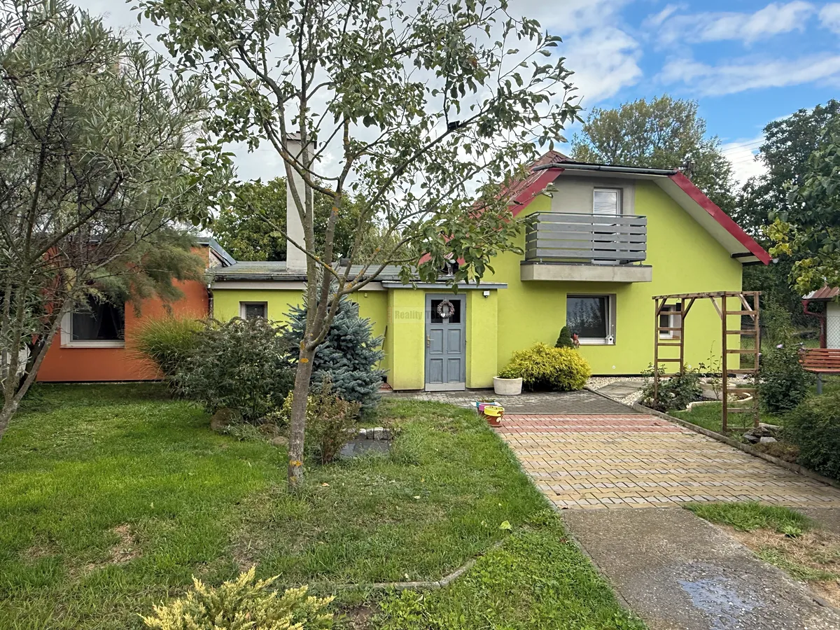 Prodej rodinného domu 325 m², pozemek 591 m²